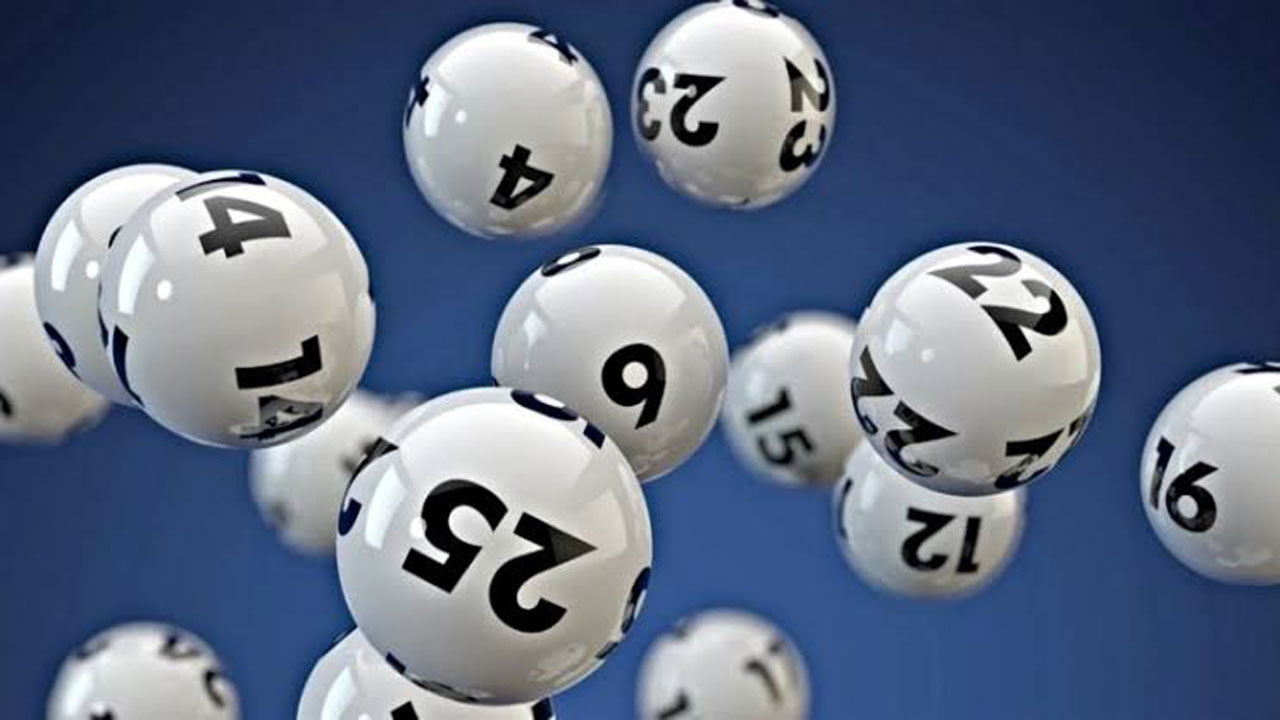 A Lightsview resident won $100,000 Lucky Lotteries Super jackpot prize